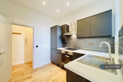 2 bedroom flat to rent, St John's Hill, London, SW11