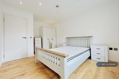 2 bedroom flat to rent, St John's Hill, London, SW11