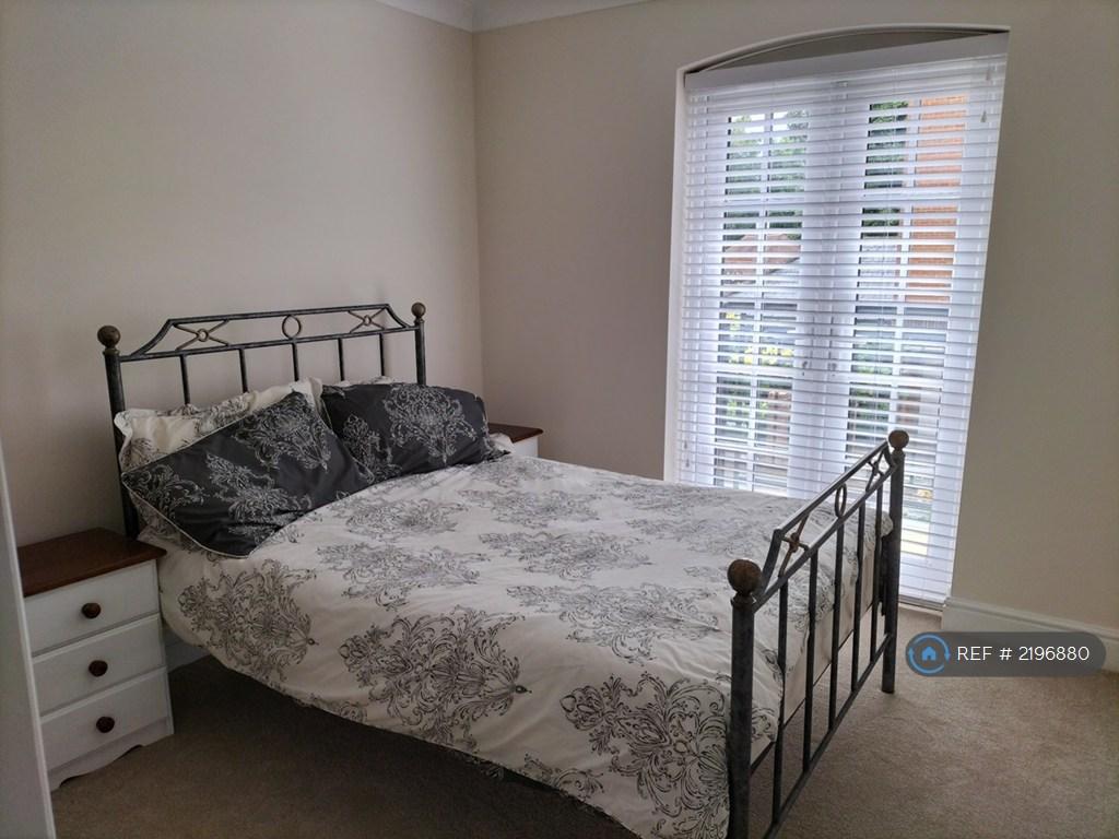 Main Bedroom With Ensuite Walk In Shower