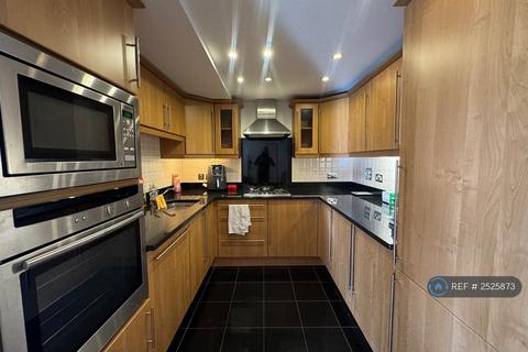 2 bedroom flat to rent, Princess Park Manor East Wing, London, N11