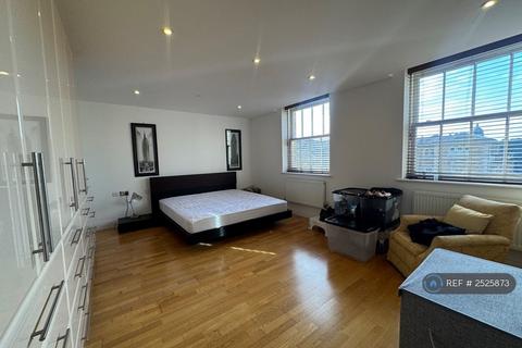 2 bedroom flat to rent, Princess Park Manor East Wing, London, N11