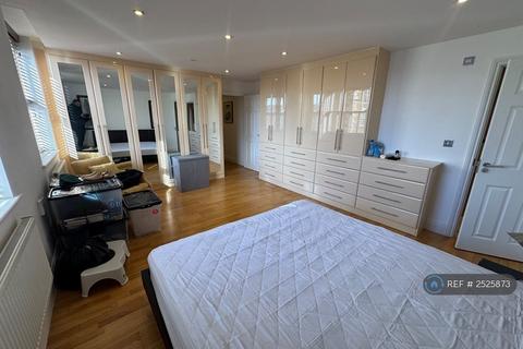 2 bedroom flat to rent, Princess Park Manor East Wing, London, N11