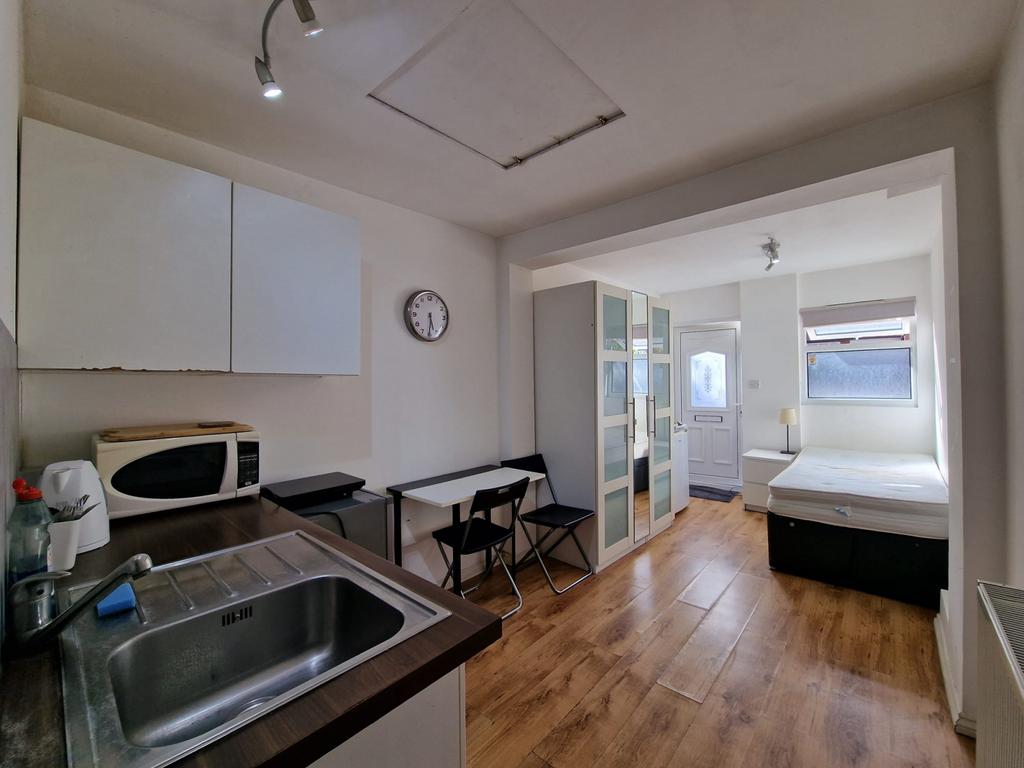 A fully self contained studio off Shirehall Lane