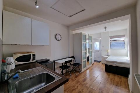 Studio to rent, Elms Avenue, NW4