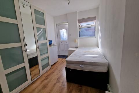 Studio to rent, Elms Avenue, NW4