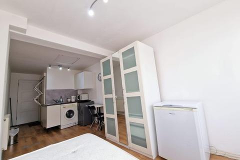 Studio to rent, Elms Avenue, NW4