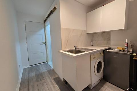 Studio to rent, Elms Avenue, NW4