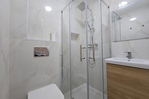 Studio to rent, Elms Avenue, NW4
