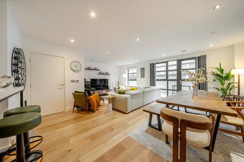 3 bedroom flat for sale, Alwen Court, Pages Walk, SE1