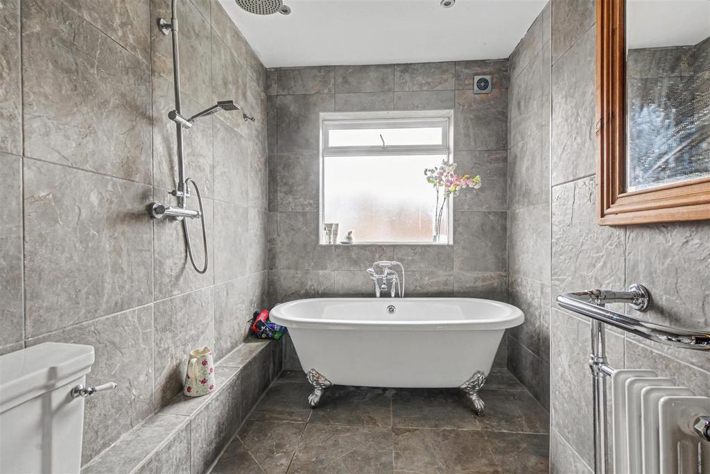 Bathroom 2.jpeg