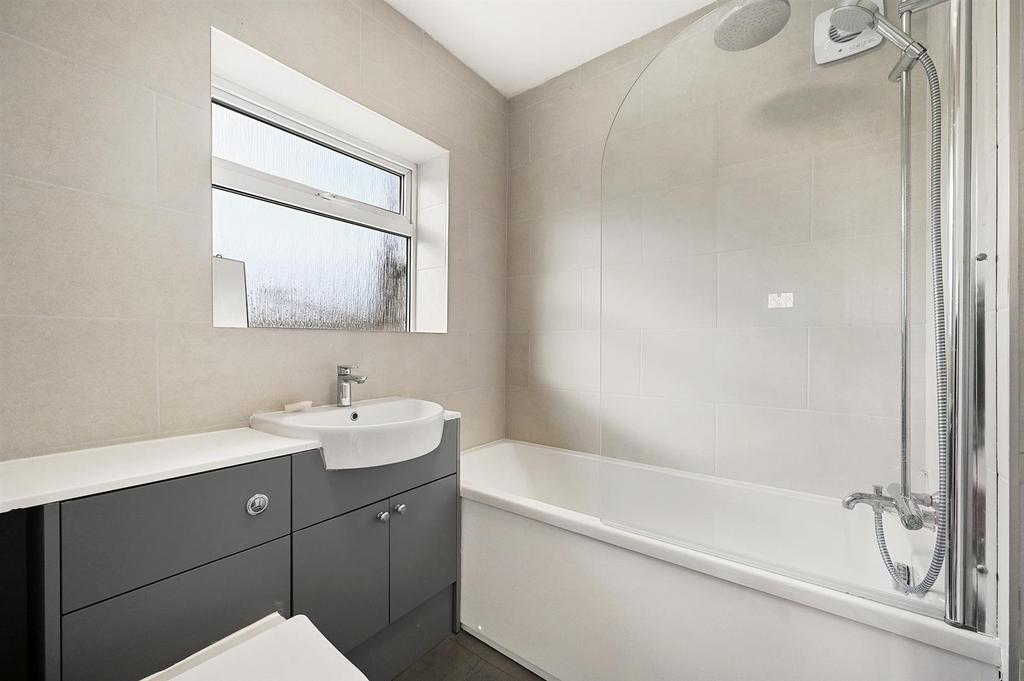 RCLR- 28 chitern gardens- bathroom 3 1.jpg