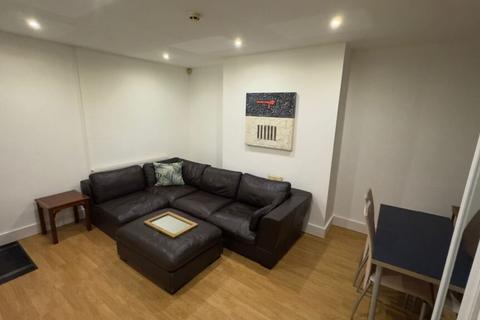 1 bedroom end of terrace house to rent, Woodside Place, Burley, Leeds, LS4 2QU