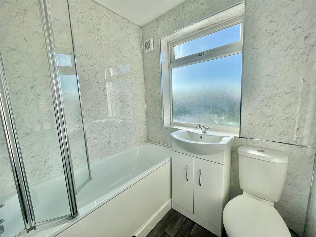 Dellsome Lane 49 Bathroom.jpg