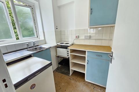 Studio to rent, Rockley Road, London W14