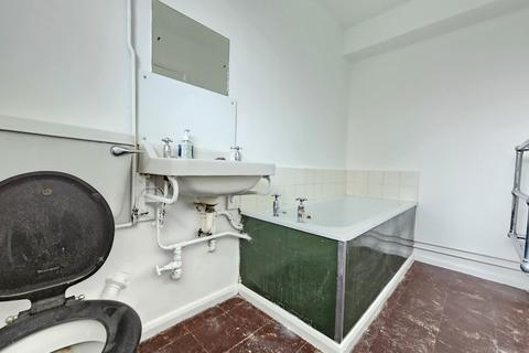 Studio to rent, Rockley Road, London W14