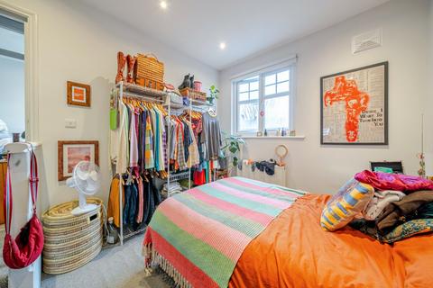 2 bedroom flat for sale, Barrow Road, Streatham, London, SW16
