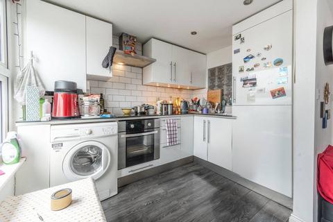 2 bedroom flat to rent, Limes Grove, Lewisham, London, SE13