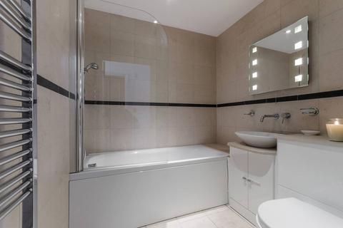 2 bedroom flat for sale, Princess Park Manor, Royal Drive, Friern Barnet, London, N11