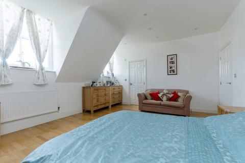 2 bedroom flat for sale, Princess Park Manor, Royal Drive, Friern Barnet, London, N11