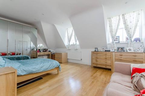 2 bedroom flat for sale, Princess Park Manor, Royal Drive, Friern Barnet, London, N11