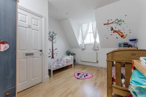 2 bedroom flat for sale, Princess Park Manor, Royal Drive, Friern Barnet, London, N11