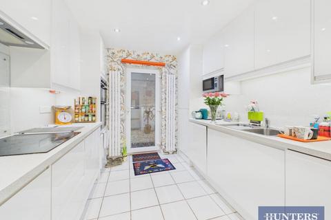 5 bedroom end of terrace house for sale, West Road, Filey