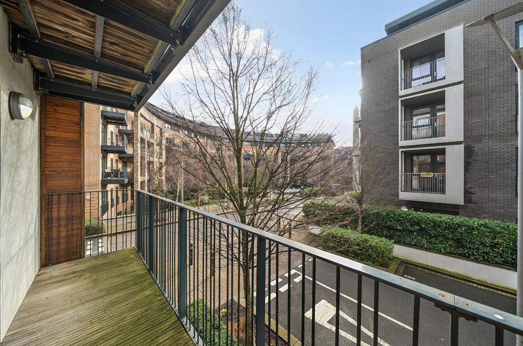 Davidson Frost-Wellings, DFW, Arthur Court, Balcon