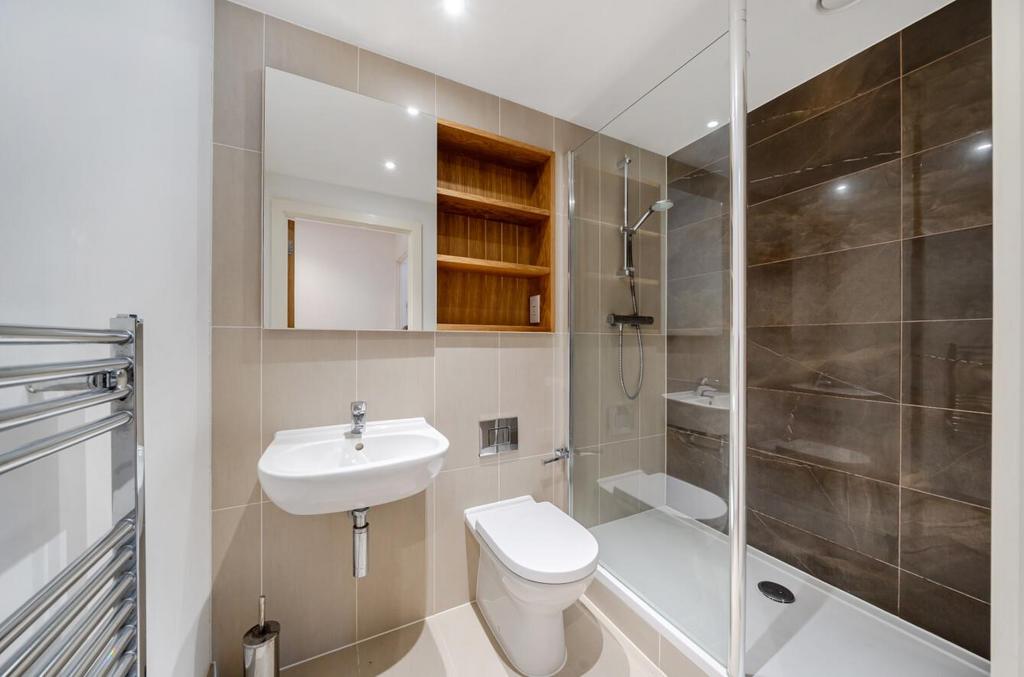 Davidson Frost-Wellings, DFW, Arthur Court, En Sui