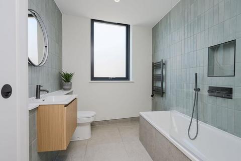 2 bedroom apartment for sale, Beverley Waterside, Priests Bridge, Barnes, London, SW14