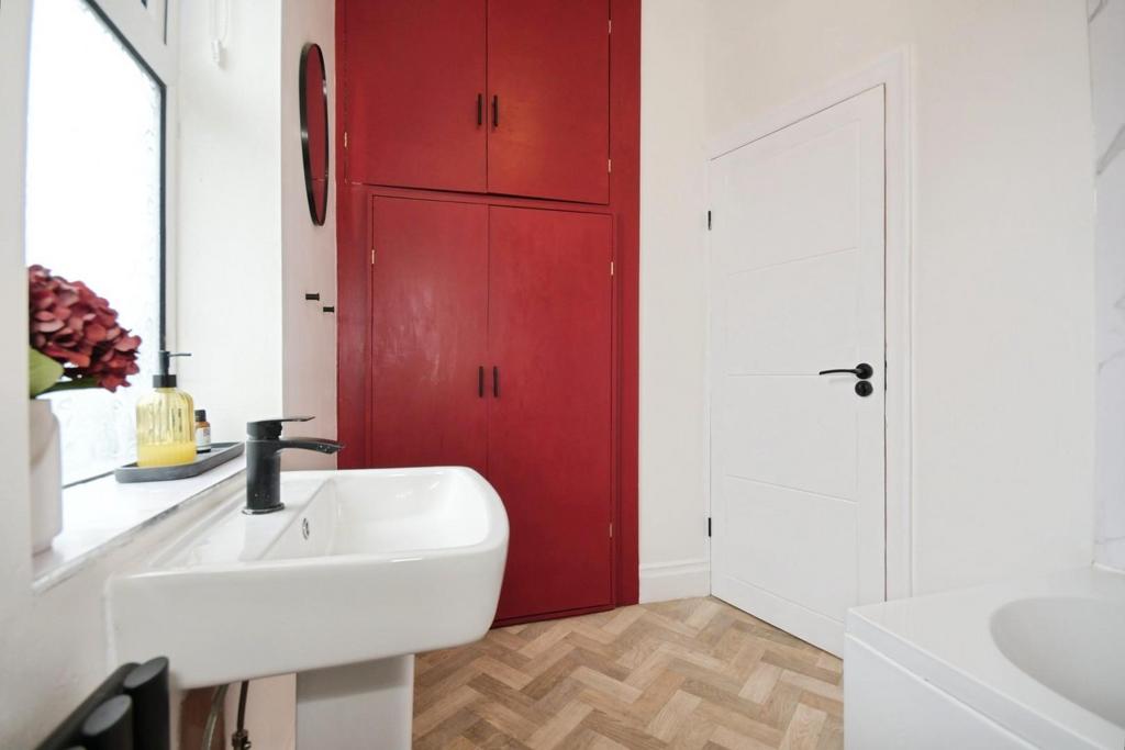 BATHROOM 02.jpg