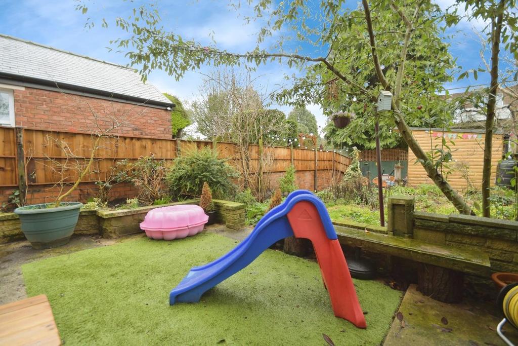 REAR GARDEN 01.jpg