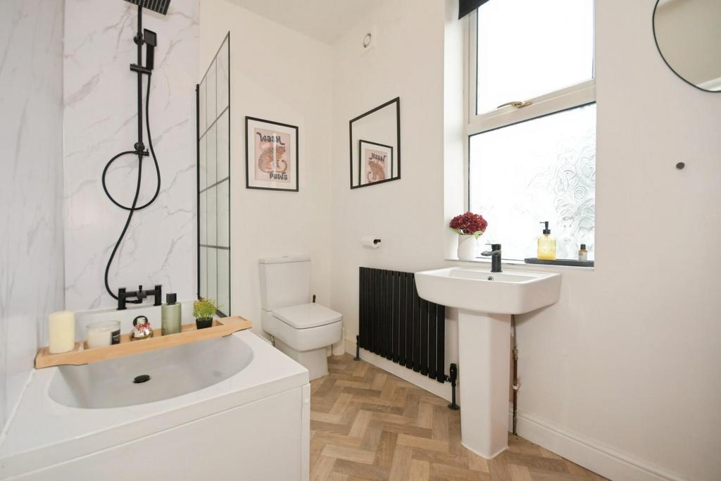 BATHROOM 01.jpg