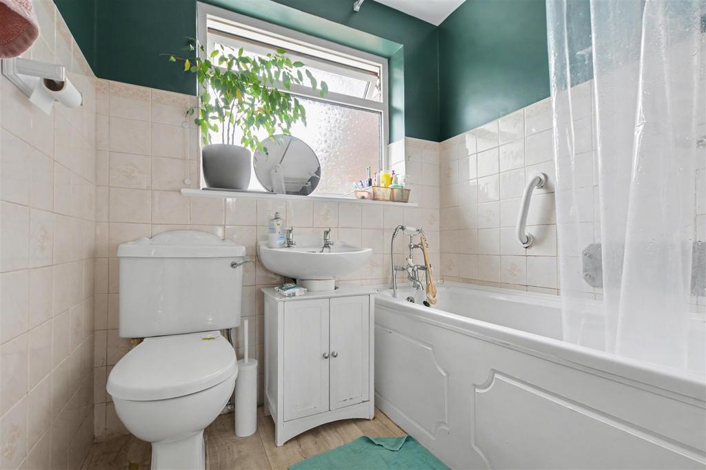 Bathroom 1.jpeg