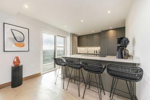 3 bedroom flat to rent, Juniper Drive, London SW18