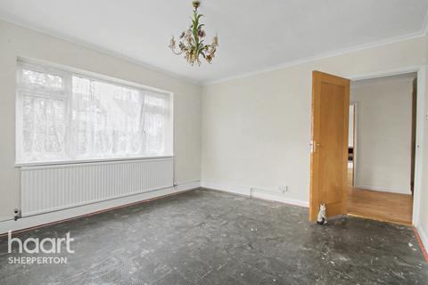 4 bedroom detached house for sale, Squires Bridge Road, Shepperton