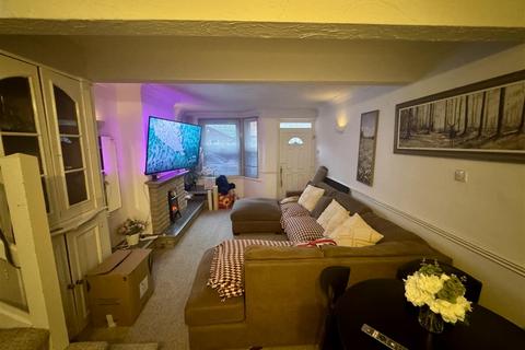2 bedroom terraced house to rent, Sandringham Road, Watford