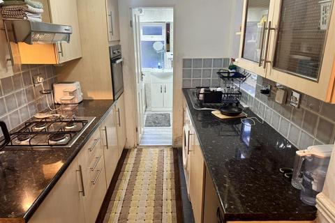 2 bedroom terraced house to rent, Sandringham Road, Watford