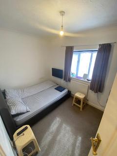 3 bedroom terraced house to rent, Swan Drive, London
