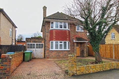 3 bedroom detached house to rent, Stuart Avenue, Walton-on-Thames KT12
