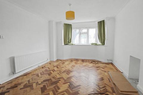 3 bedroom detached house to rent, Stuart Avenue, Walton-on-Thames KT12