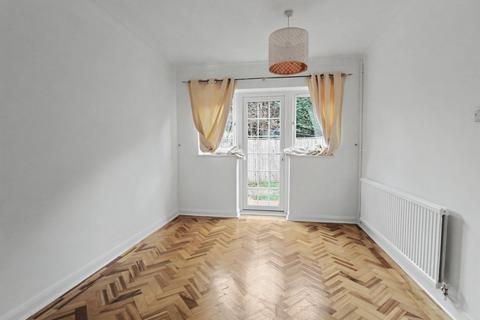 3 bedroom detached house to rent, Stuart Avenue, Walton-on-Thames KT12