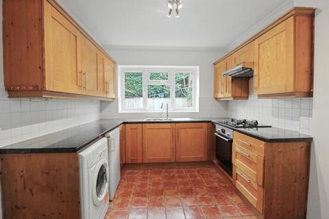 3 bedroom detached house to rent, Stuart Avenue, Walton-on-Thames KT12