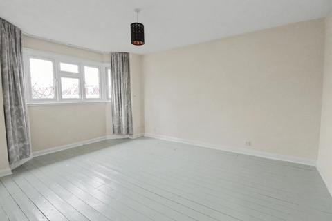 3 bedroom detached house to rent, Stuart Avenue, Walton-on-Thames KT12