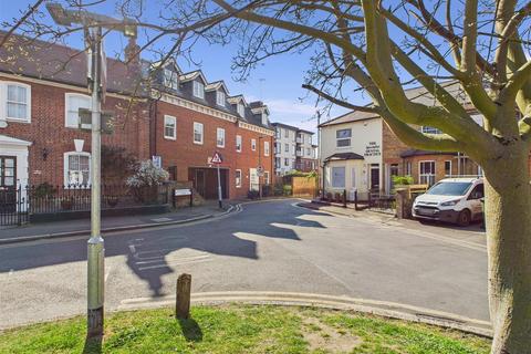 2 bedroom flat to rent, Monument Green, Weybridge