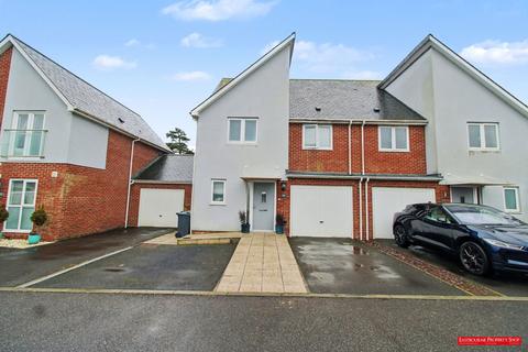 4 bedroom semi-detached house for sale, Cornflower Crescent, Polegate BN26