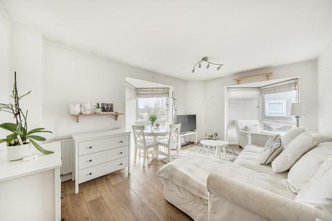 1 bedroom flat for sale, Twickenham Road, Teddington, TW11