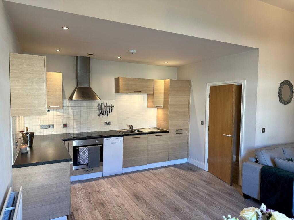 2 bed flat to rent Reigate Ave, London SM1
