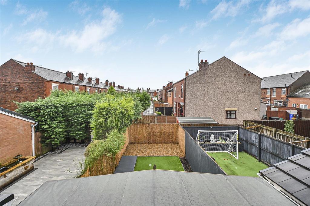 28 Runfield Close View to Rear.JPG