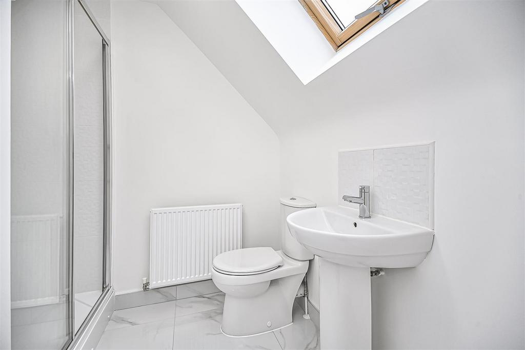 28 Runfield Close En-Suite (2).JPG