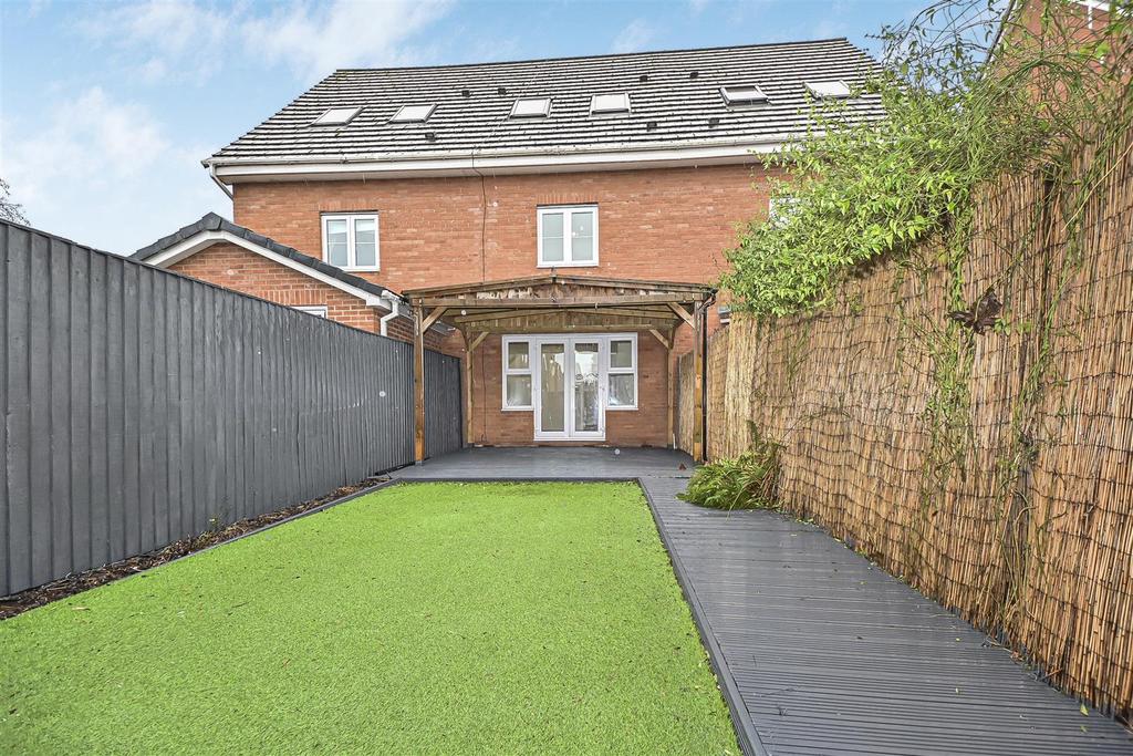 28 Runfield Close Rear of Property.JPG